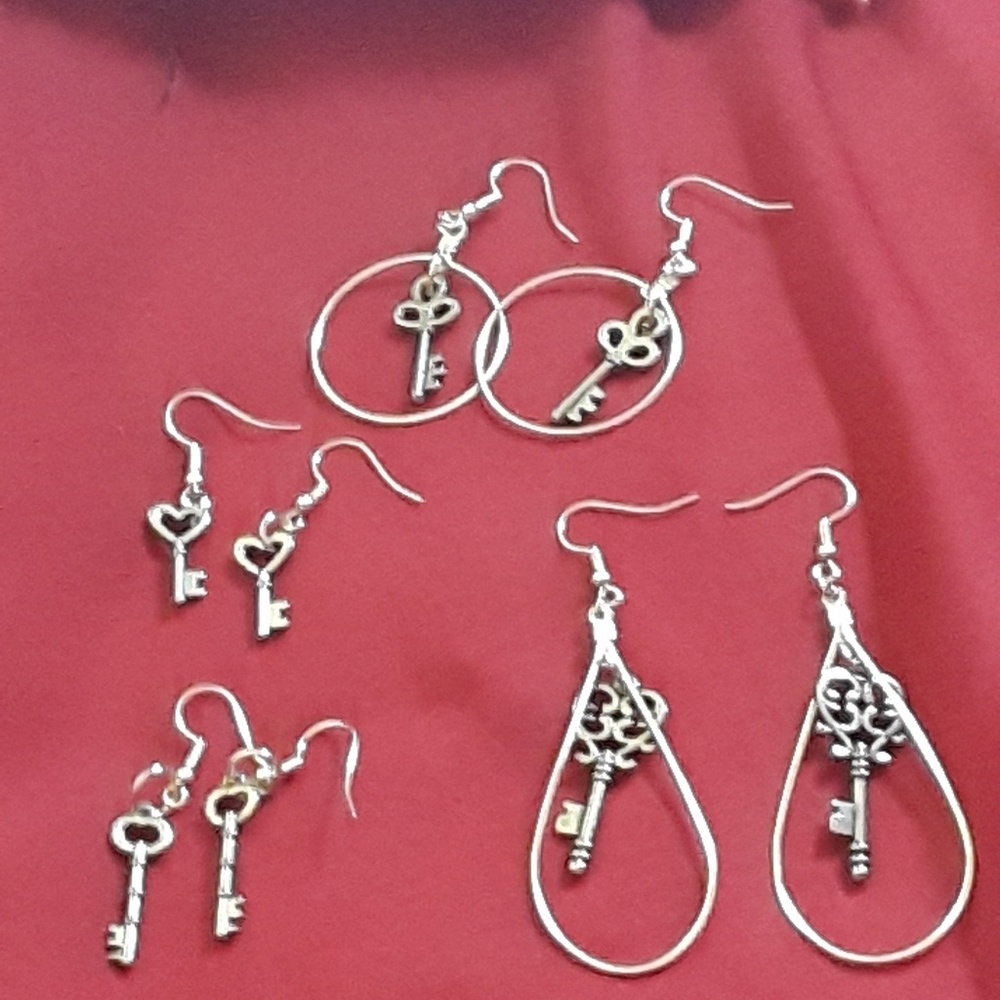 SET OF EARRINGS